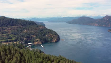 Vuelo-De-Drones-Sobre-El-Río-Campbell:-Océano,-Montañas-Y-árboles-De-La-Isla-De-Vancouver-Capturados-Desde-Arriba