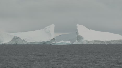 Gran-Iceberg-A-Distancia-Roto-En-Dos-Partes,-Muy-Peligroso