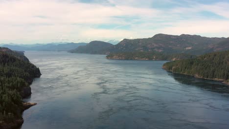 Vista-Al-Mar-En-El-Río-Campbell:-Un-Día-Soleado-En-La-Isla-De-Vancouver-Desde-La-Perspectiva-De-Un-Dron