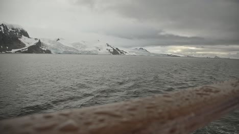 Atemberaubend-Schöne-Küste-Mit-Gletschern-Von-Einem-Großen-Expeditionskreuzfahrtschiff-Aus