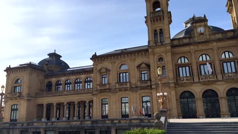 Panoramaaufnahme-Des-Wunderschönen-Rathausgebäudes-In-San-Sebastian-Mit-Vielen-Touristischen-Spazierwegen-An-Sonnigen-Tagen,-Spanien-–-Schwenkaufnahme