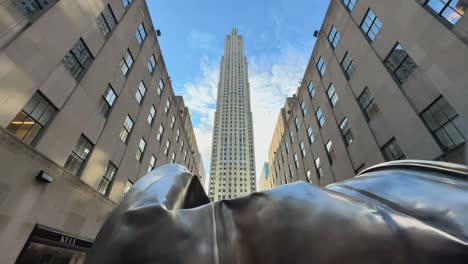 Rockefeller-Center-In-New-York-City-and-artistic-sculpture,-USA