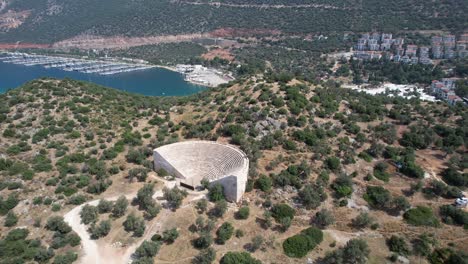 Drohnenaufnahme-Der-Lykischen-Ruinen-Und-Des-Amphitheaters-Von-Kaş-In-Der-Türkischen-Region-Antalya
