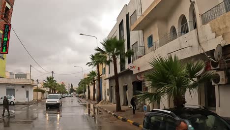 Conduciendo-Por-La-Ciudad-Tunecina-De-Medenine-O-Médenine-Street-En-Un-Día-Nublado-Y-Lluvioso