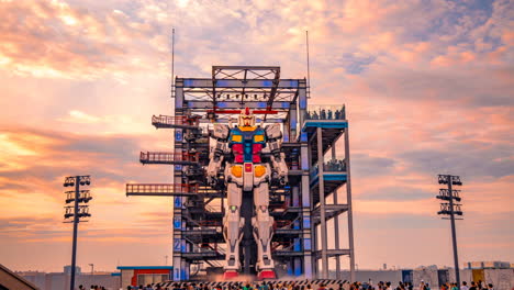 Gundam-Show-In-Der-Yokohama-Bucht,-Tokio,-Japan,-Zeitraffershow-Im-Startmodus-Bei-Sonnenuntergang