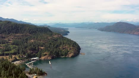 Día-Soleado-Sobre-El-Río-Campbell,-Isla-De-Vancouver:-Océano-De-Fondo