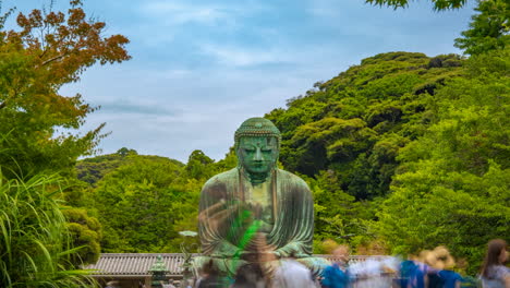 Bewegender-Zeitraffer-Zoom-Eines-Touristen,-Der-Den-Großen-Buddha-Von-Kamakura-Aus-Bronze-Besucht,-Daibutsu,-Japan,-Grüne-Blätter-Voller-Touristen