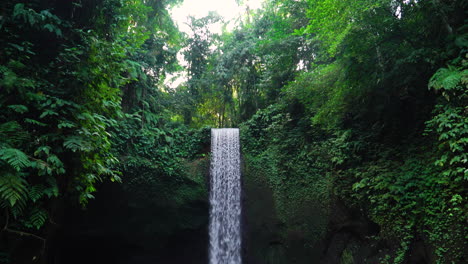 Tourists-having-fun-at-Tibumana-waterfall,-Bali,-Indonesia