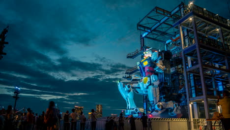 Gundam-Show-In-Der-Yokohama-Bucht,-Tokio,-Japan,-Erwachen,-Vollversion,-Zeitraffershow-Bei-Nacht