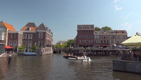 Niederländische-Architekturen-Mit-Motorbooten-Entlang-Der-Kanäle-In-Leiden,-Südholland,-Niederlande
