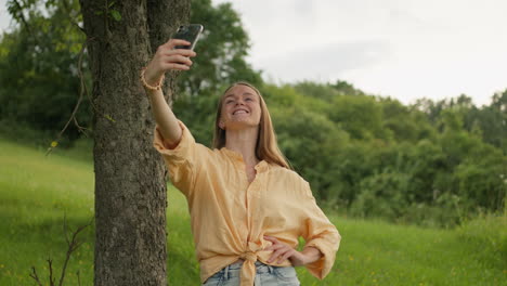 Woman-taking-selfies-on-the-phone