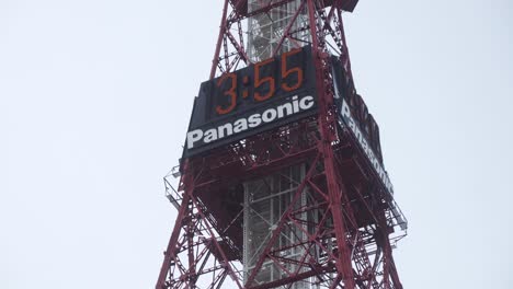 Blick-Hinauf-Zum-Sapporo-Fernsehturm-Mit-Panasonic-Zifferblatt