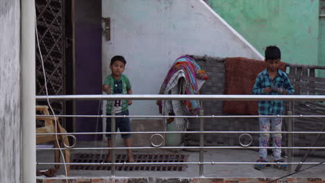 Junge-Indische-Jungen-Spielen-Mit-Saiten-Auf-Dem-Balkon-In-Agra,-Indien