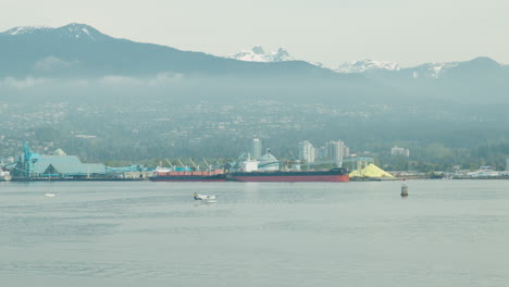 Wasserflugzeug-Startet-Im-Hafen-Von-Vancouver-Mit-Bergen-Im-Hintergrund