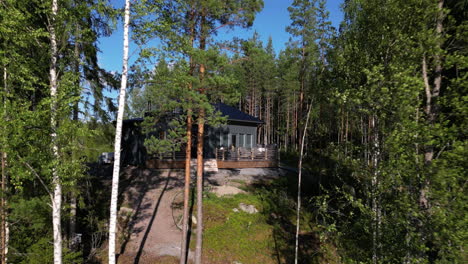 Aerial-View-of-Nordic-Summer-Cabin-by-lake-in-the-forest,-Scandinavian-Vacation-Scene