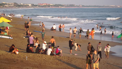 People-on-vacation-on-Bali,-Batu-bolong-beach-in-Canggu-enjoying-sun-and-waves
