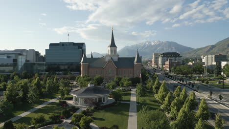 LDS-Temple-in-city-center-of-Provo,-Utah,-distant-mountain-backdrop