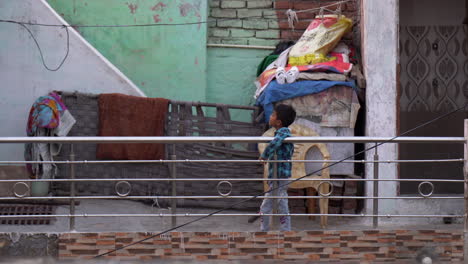 Junger-Indischer-Junge-In-Jeans-Steht-Am-Balkongeländer-In-Agra,-Indien