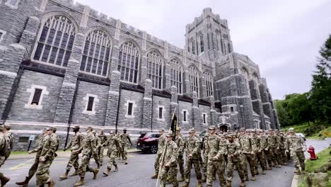 Cadetes-Frente-A-La-Capilla-De-Cadetes-En-West-Point,-Nueva-York.