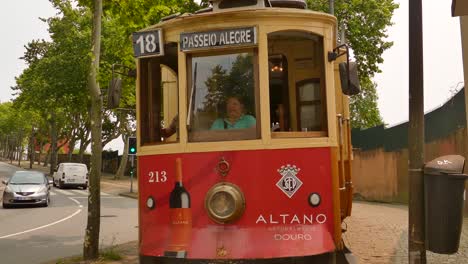 Alte-Historische-Straßenbahn,-Die-In-Der-Stadt-Porto,-Portugal,-Unterwegs-Ist