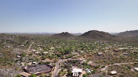 Drohnenaufnahme-Von-Ländlichen-Wohnhäusern-In-Arizona-In-Der-Hitze-Der-Wüste