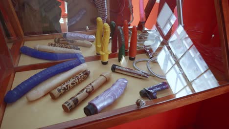 Ausstellung-Historischer-Vibratoren-Im-Sexmuseum-In-Prag,-Tschechische-Republik