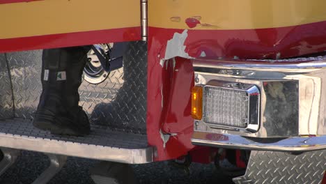 Beschädigtes-Feuerwehrauto-Nach-Unfall