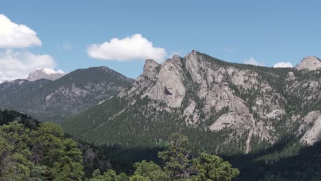 Luftaufnahme-Von-Felsigen-Bergen-In-Der-Sommersaison,-Gipfeln,-Tälern-Und-Immergrünen-Wäldern,-Filmische-Drohnenaufnahme