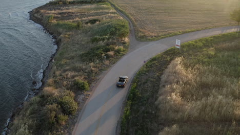 Luftaufnahmen-Eines-Schwarzen-Cabrios-In-Olivenhainen-An-Einer-Griechischen-Küstenstraße