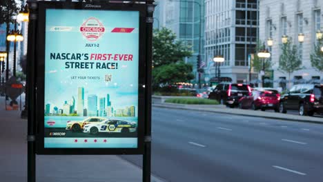 Zeichen-Des-Nascar-Straßenrennens-In-Chicago,-Das-Für-Das-Großereignis-In-Der-Stadt-Am-4.-Juli-Wochenende-Wirbt