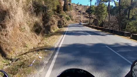 Vista-De-Motociclista-De-Diferentes-Paisajes-Montañosos-De-Carreteras-Con-Curvas-En-El-Día-Video-Tomado-En-Dawki-Meghalaya,-Noreste-De-India,-El-06-De-Julio-De-2023