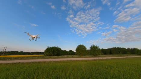 Zeitlupen-Weitwinkelaufnahme-Einer-Drohne,-Die-über-Ein-Landwirtschaftliches-Feld-Fliegt