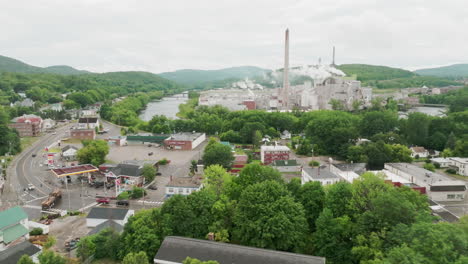 Umlaufender-Schwenk-Der-Innenstadt-Von-Rumford-Maine,-Der-Tankstelle-Und-Der-Papierfabrik