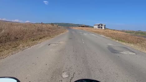 Vista-De-Motociclista-De-Diferentes-Paisajes-Montañosos-De-Carreteras-Con-Curvas-En-El-Día-Video-Tomado-En-Dawki-Meghalaya,-Noreste-De-India,-El-06-De-Julio-De-2023