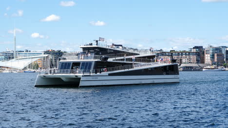 Toma-De-Seguimiento-Del-Crucero-Por-El-Fiordo-De-Oslo-En-Un-Día-Soleado,-Telón-De-Fondo-Del-Paisaje-Urbano