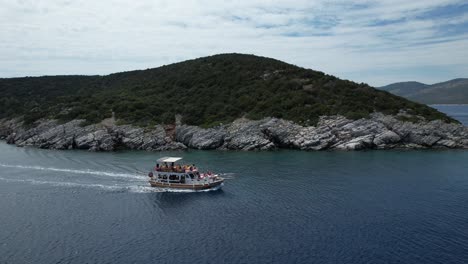 Drone-De-Barco-Navegando-En-Aguas-Cristalinas-En-La-Riviera-Turca-En-Bodrum