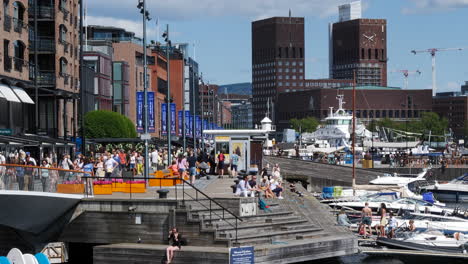 Oslo's-Vibrant-City-Centre-and-Harbour-with-many-tourists,-Static-Slomo