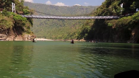 Puente-De-Hierro-Sobre-El-Río-En-El-Día-Desde-Un-Video-De-ángulo-Plano-Tomado-En-El-Río-Umtong-Dawki-Meghalaya-Al-Noreste-De-La-India