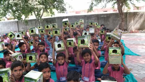 Los-Niños-Pequeños-De-La-Escuela-Primaria-Se-Involucran-En-La-Campaña-Para-Salvar-Al-Pájaro-Gorrión,-Los-Niños-Pequeños-Han-Comenzado-La-Campaña-Para-Salvar-Al-Gorrión-Mostrando-El-Nido-Del-Gorrión-En-Sus-Manos