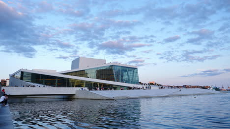 Statische-Low-Angle-Aufnahme-Des-Norwegischen-Opern--Und-Ballettgebäudes-In-Oslo-Bei-Sonnenuntergang-Zur-Blauen-Stunde