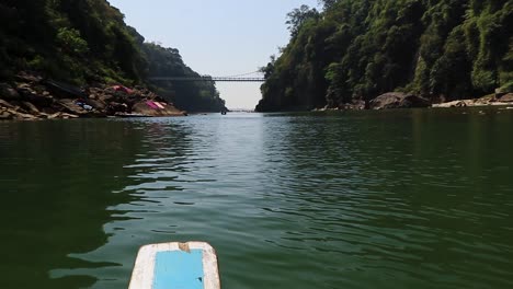 Flusslandschaft-Mit-Brücke-Von-Einem-Traditionellen-Holzboot-Mit-Berg-Und-Hellem-Himmel-Am-Tag.-Das-Video-Wurde-Am-Umtong-Fluss-Dawki-Meghalaya-Im-Nordosten-Indiens-Aufgenommen