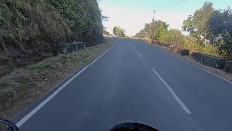 Vista-De-Motociclista-De-Diferentes-Paisajes-Montañosos-De-Carreteras-Con-Curvas-En-El-Día-Video-Tomado-En-Dawki-Meghalaya,-Noreste-De-India,-El-06-De-Julio-De-2023