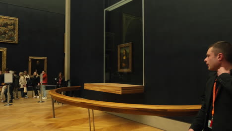 Menschen-Betrachten-Die-Berühmte-Gioconda,-Monalisa-Gemälde-Von-Leonardo-Da-Vinci,-Im-Louvre,-Frankreich