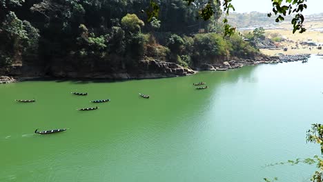 Muchos-Barcos-Tradicionales-Corren-En-El-Río-De-La-Montaña-Desde-El-ángulo-Superior-En-El-Día-Se-Toma-Un-Video-En-El-Río-Umtong-Dawki-Meghalaya-Al-Noreste-De-La-India