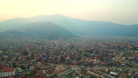 Drohnenaufnahme-Der-Nepalesischen-Hauptstadt-Kathmandu-Mit-Dem-Himalaya-Im-Hintergrund