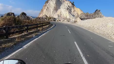 Vista-De-Motociclista-De-Diferentes-Paisajes-Montañosos-De-Carreteras-Con-Curvas-En-El-Día-Video-Tomado-En-Dawki-Meghalaya,-Noreste-De-India,-El-06-De-Julio-De-2023