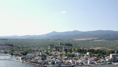 Luftaufnahme-Des-Dorfhafens-Von-Agia-Marina-An-Der-Griechischen-Ägäisküste