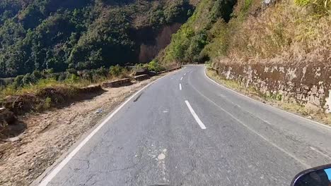 Vista-De-Motociclista-De-Diferentes-Paisajes-Montañosos-De-Carreteras-Con-Curvas-En-El-Día-Video-Tomado-En-Dawki-Meghalaya,-Noreste-De-India,-El-06-De-Julio-De-2023