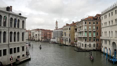 Blick-Auf-Den-Palazzo-Dei-Camerlenghi-Auf-Der-Linken-Seite-Des-Canal-Grande-Mit-Vorbeifahrenden-Gondeln-An-Einem-Bewölkten-Tag-Mit-Wolken-In-Venedig
