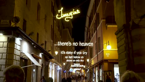 Beleuchtete-Texte-Zum-Vorstellen-Von-John-Lennon,-Die-Dazwischen-Hängen,-In-Der-Via-D&#39;Azeglio-In-Bologna-In-Der-Nähe-Der-Piazza-Maggiore-Bei-Nacht